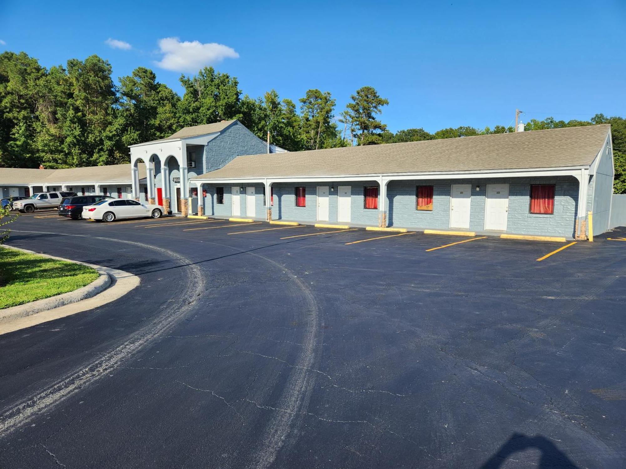 Snow White - Richmond South Motel Bellwood Exterior photo
